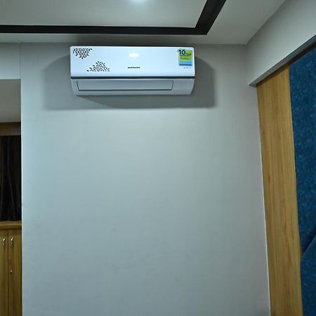 Hotel Sury Villa อาเมดาบัด ภายนอก รูปภาพ