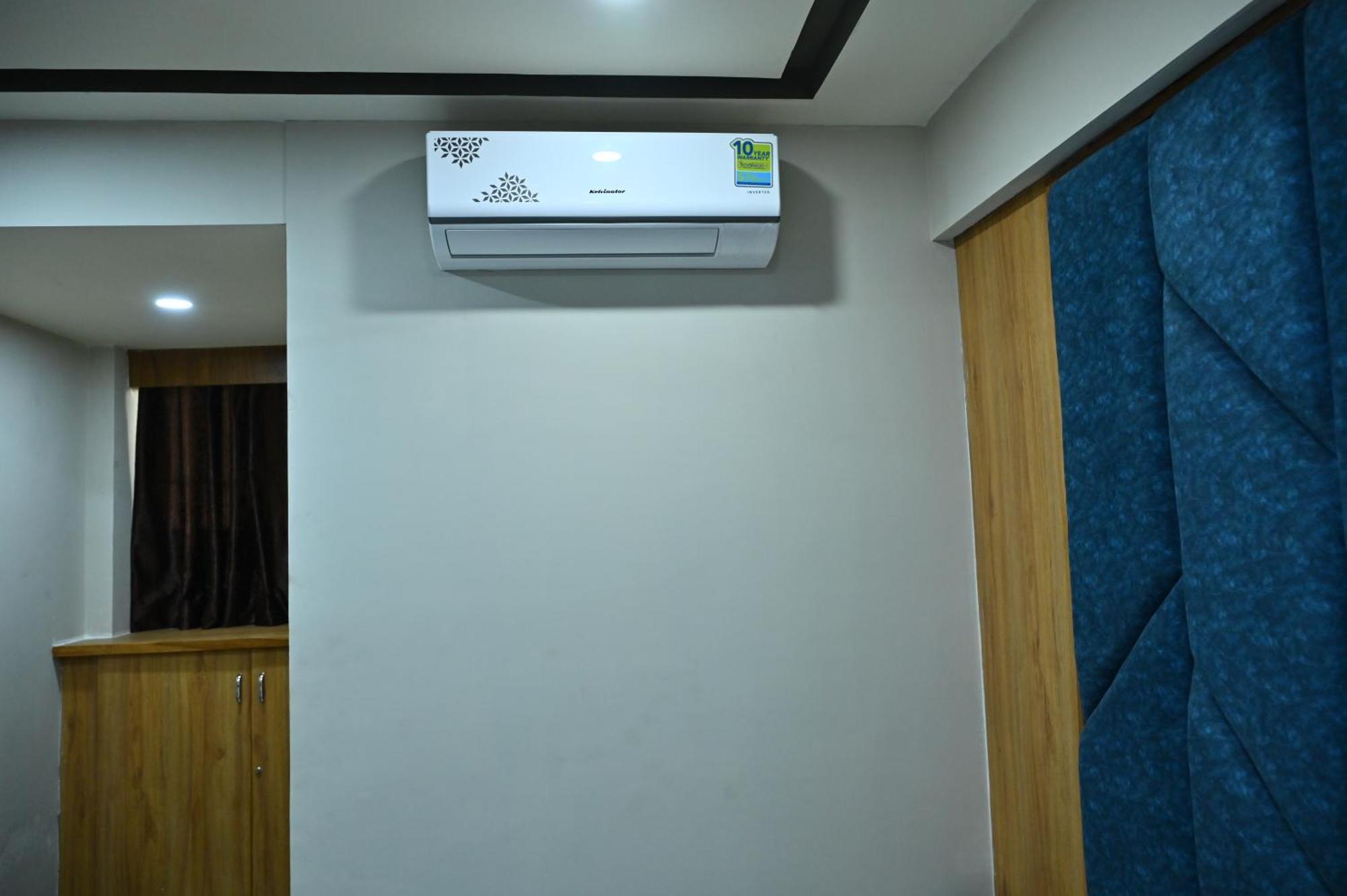 Hotel Sury Villa อาเมดาบัด ภายนอก รูปภาพ