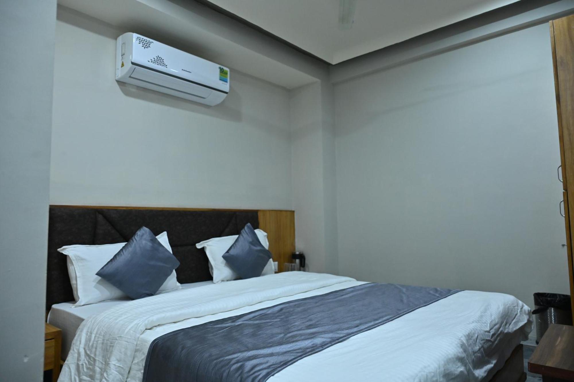 Hotel Sury Villa อาเมดาบัด ภายนอก รูปภาพ