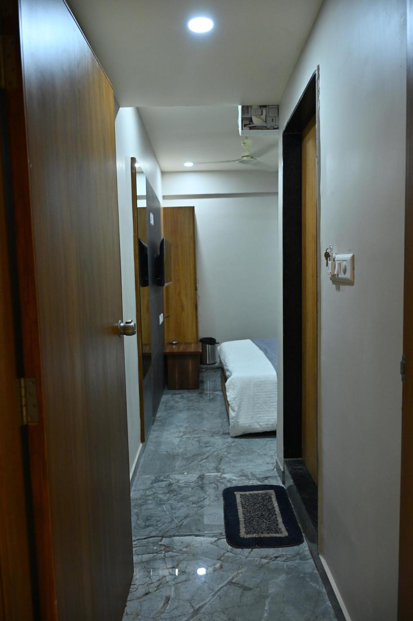 Hotel Sury Villa อาเมดาบัด ภายนอก รูปภาพ