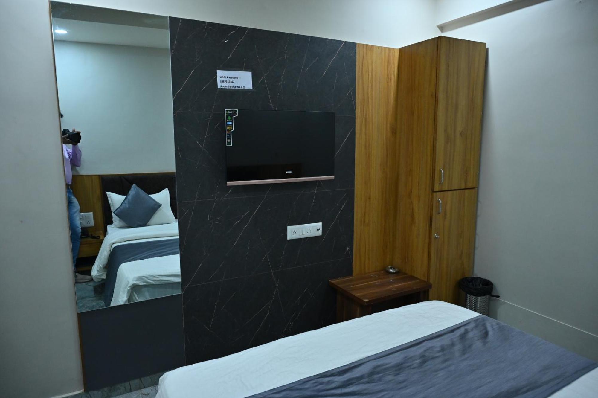 Hotel Sury Villa อาเมดาบัด ภายนอก รูปภาพ