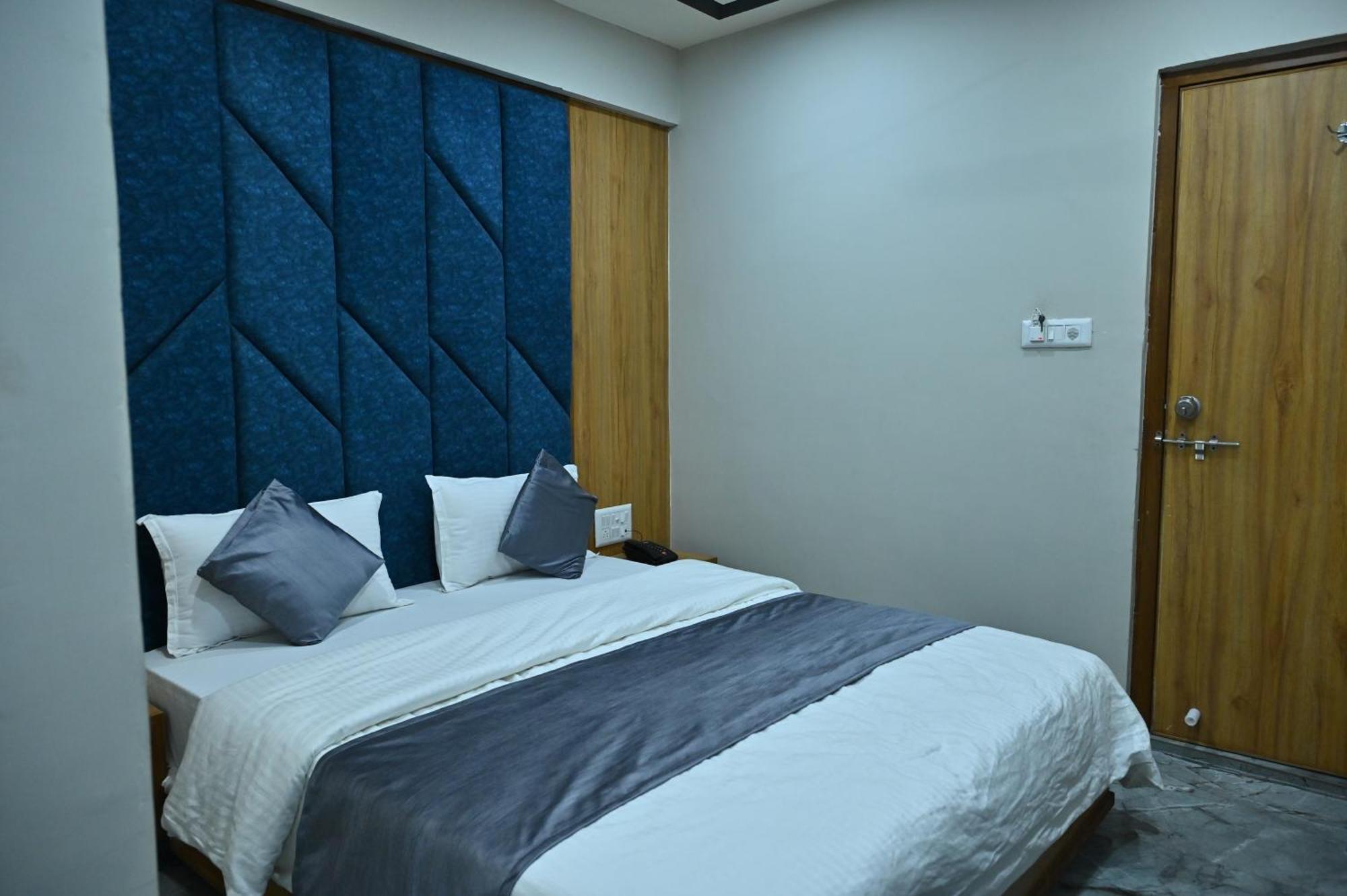 Hotel Sury Villa อาเมดาบัด ภายนอก รูปภาพ