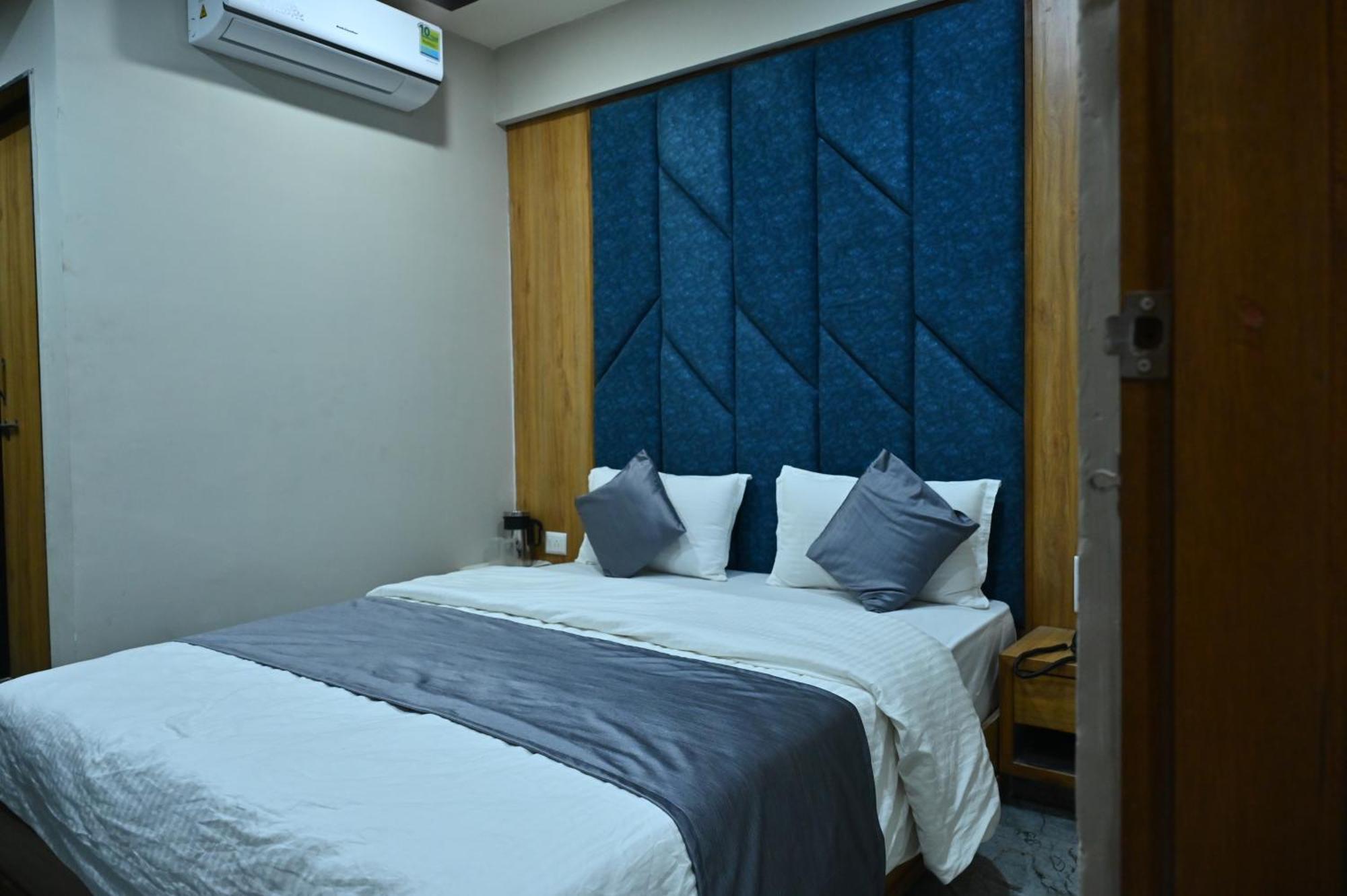 Hotel Sury Villa อาเมดาบัด ภายนอก รูปภาพ