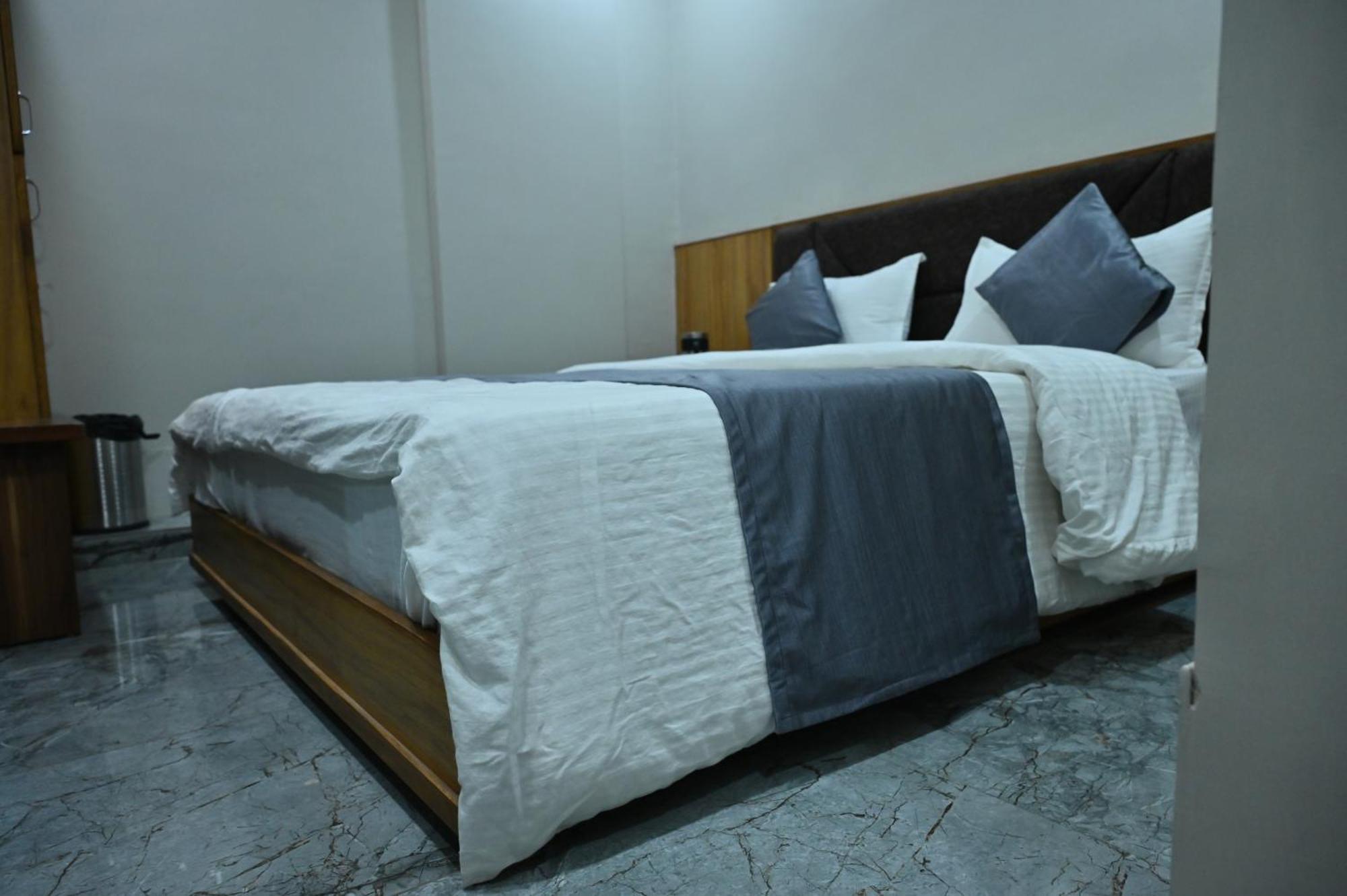 Hotel Sury Villa อาเมดาบัด ภายนอก รูปภาพ