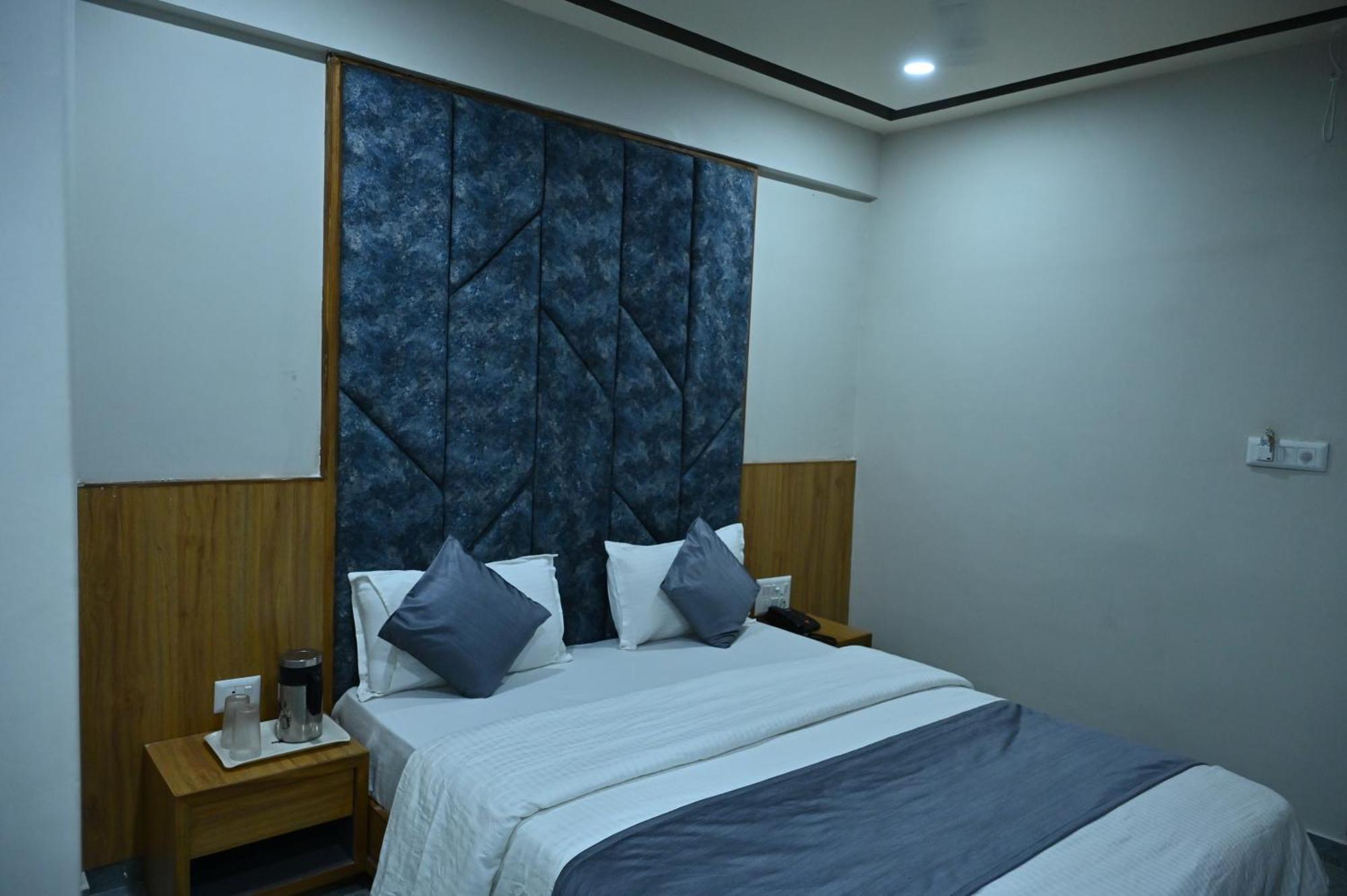 Hotel Sury Villa อาเมดาบัด ภายนอก รูปภาพ