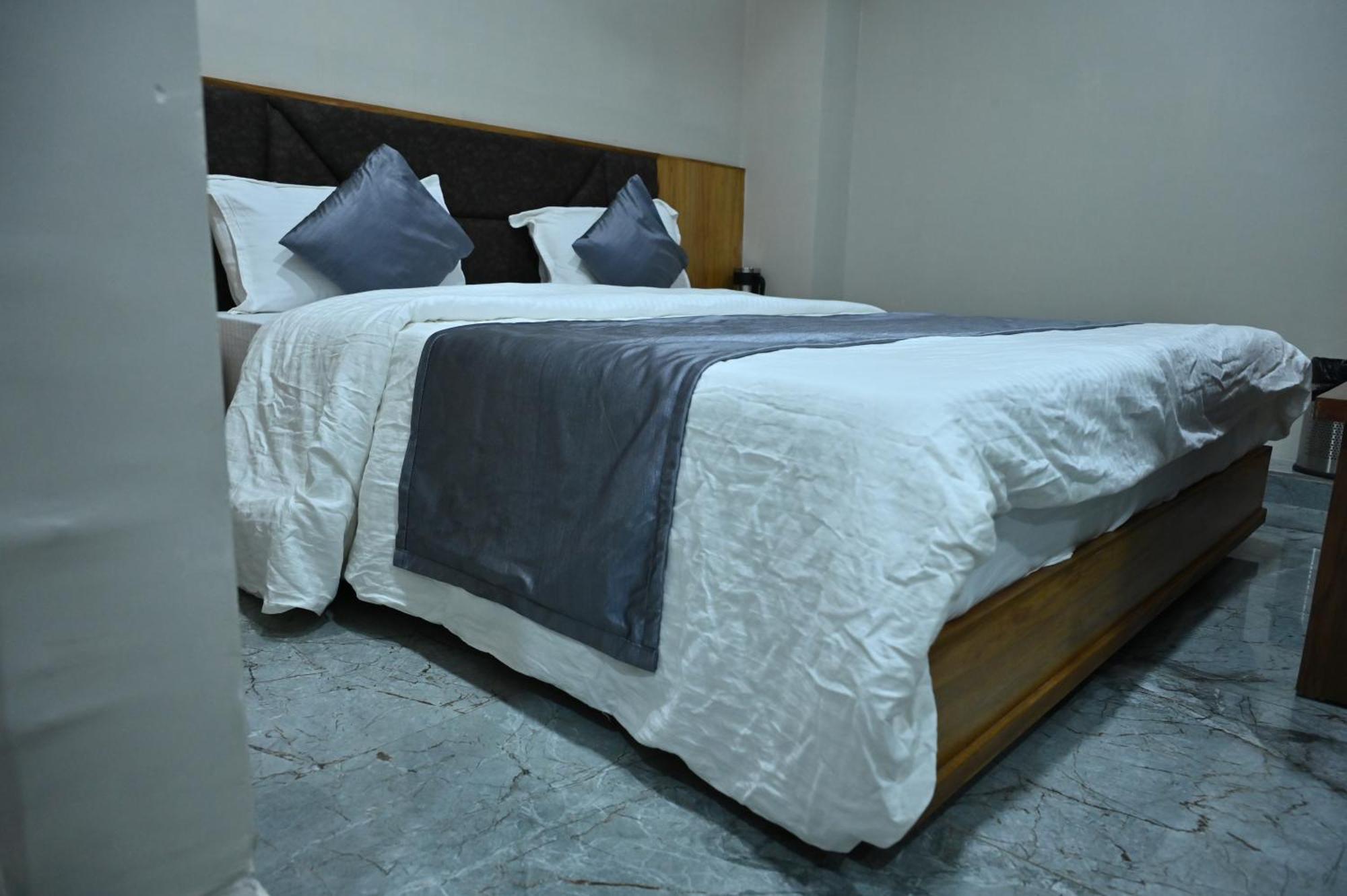 Hotel Sury Villa อาเมดาบัด ภายนอก รูปภาพ