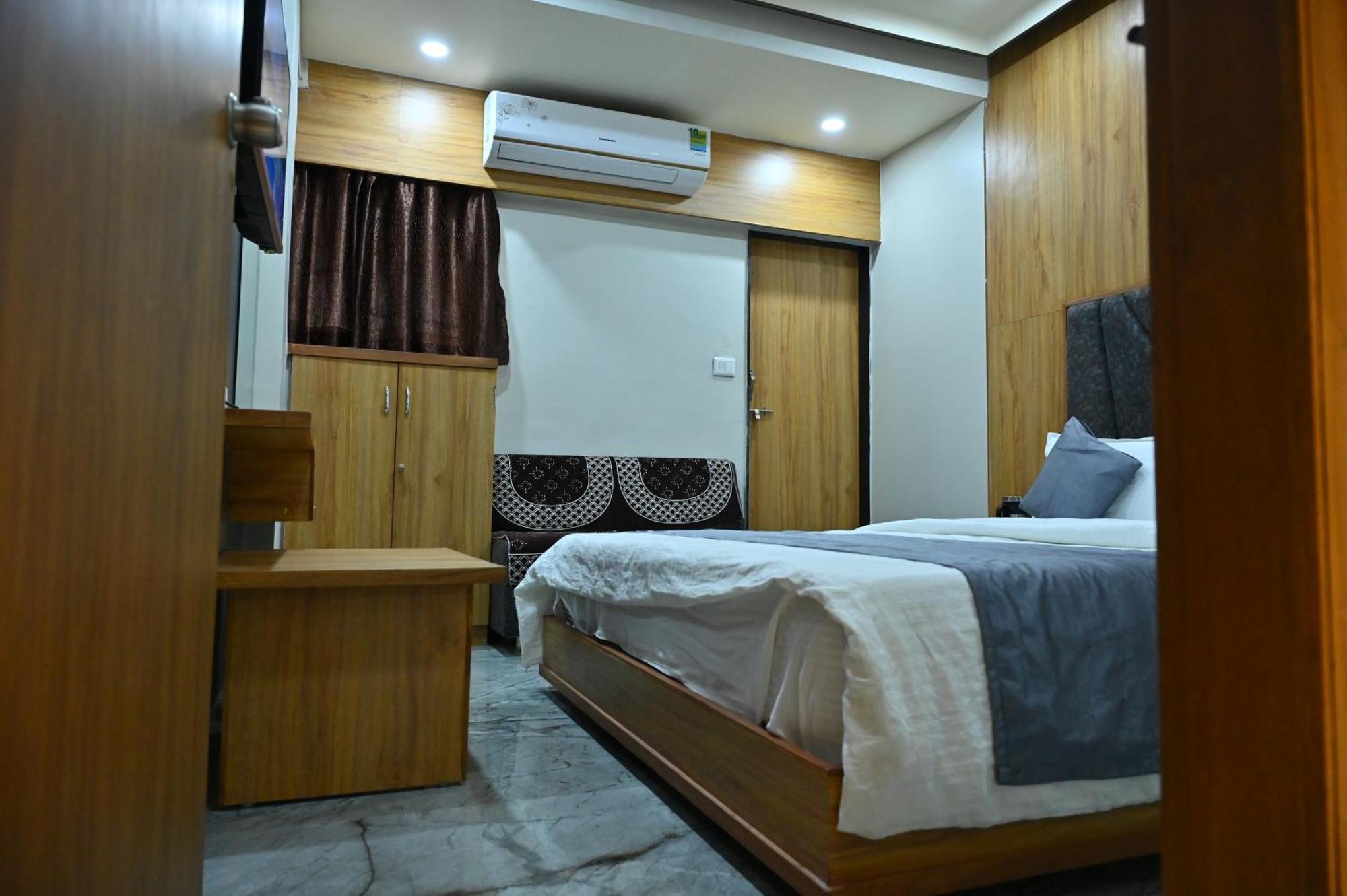 Hotel Sury Villa อาเมดาบัด ภายนอก รูปภาพ