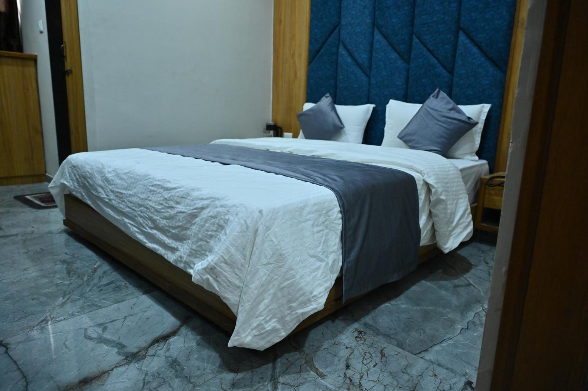 Hotel Sury Villa อาเมดาบัด ภายนอก รูปภาพ