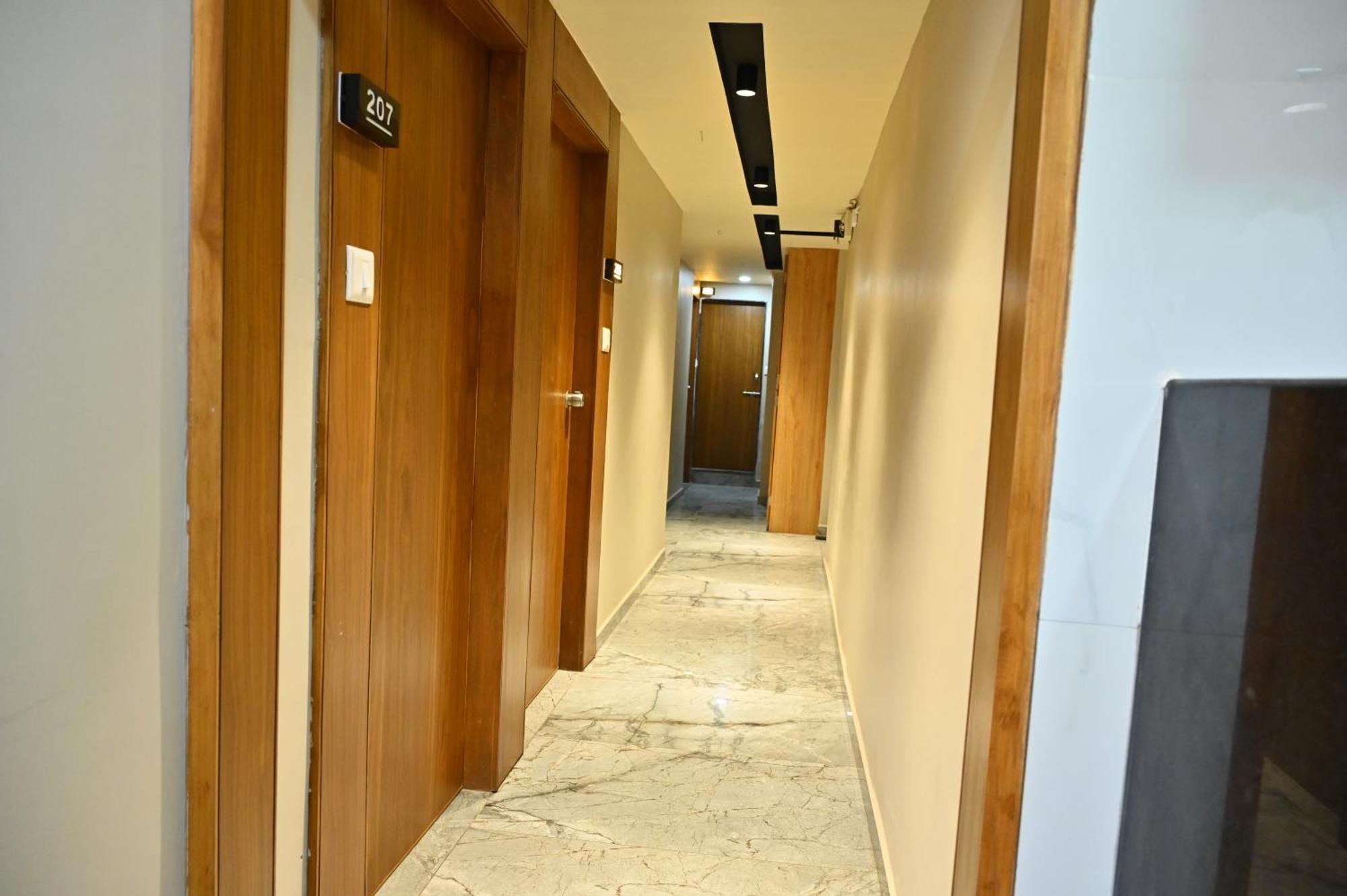 Hotel Sury Villa อาเมดาบัด ภายนอก รูปภาพ