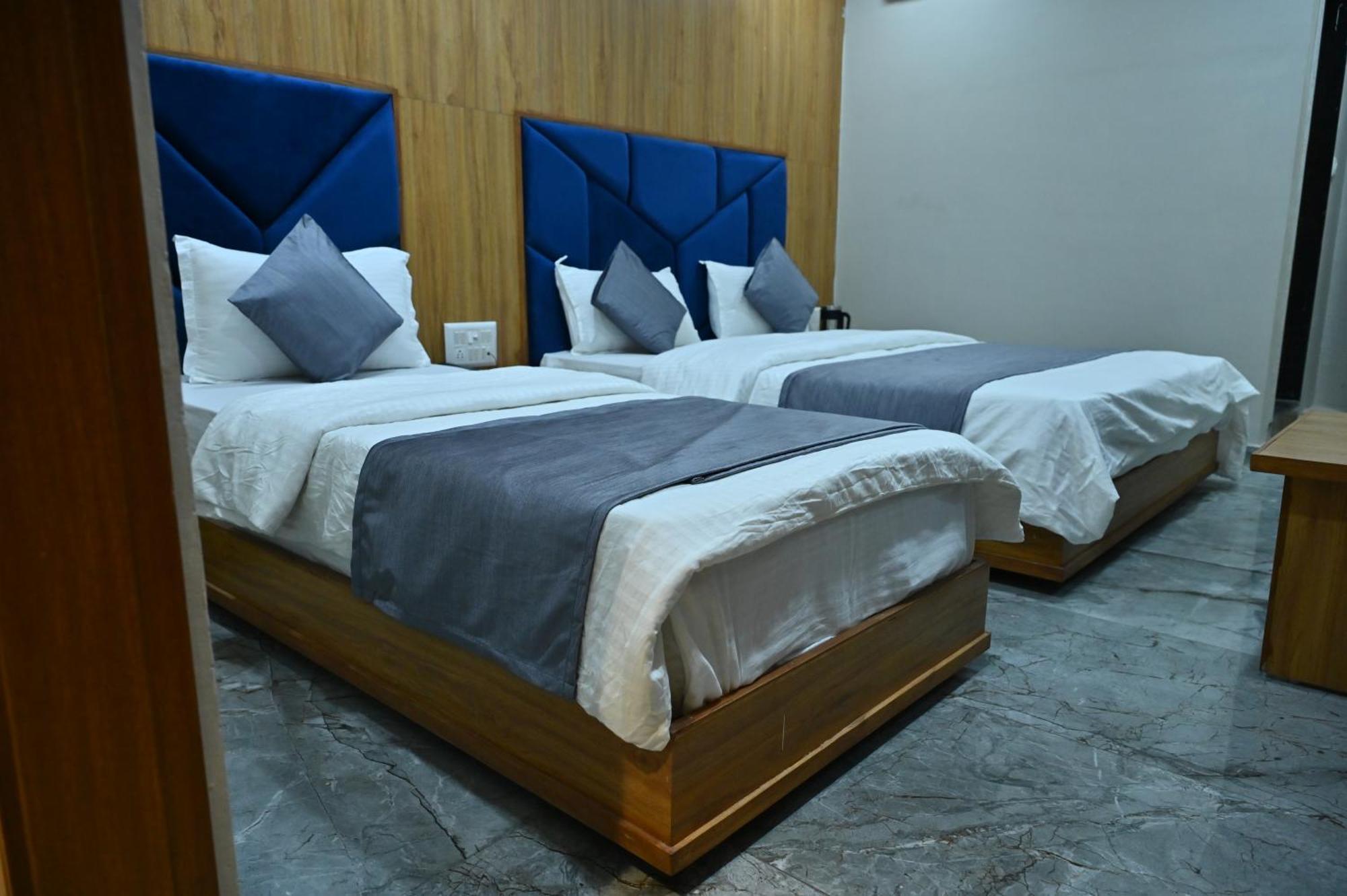 Hotel Sury Villa อาเมดาบัด ภายนอก รูปภาพ